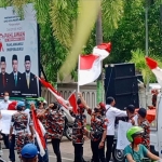 Puluhan Anggota Laskar Merah Putih (LMP) saat berorasi di depan Kantor DPRD Kota Probolinggo, Senin (22/11). 