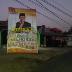 Salah satu banner cakades yang terpasang di sisi jalan. foto: SYUHUD/ BANGSAONLINE