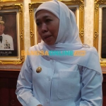 Gubernur Jawa Timur, Khofifah Indar Parawansa, saat memberi keterangan kepada awak media. Foto: DEVI FITRI AFRIYANTI/BANGSAONLINE