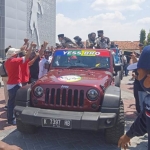 Yuhronur-Rouf datang ke KPU dengan mengendarai mobil Jeep.