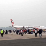 Suasana tegang di bandara. foto: mirror.co.uk