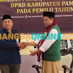 Ketua KPU Pamekasan, Moh Halili, saat bersama Hamdi, Ketua DPC PBB Pamekasan. Foto: DIMAS M. S./BANGSAONLINE