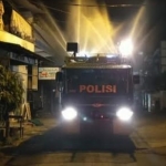 Petugas menyemprotkan disinfektan dengan menggunakan mobil water canon.