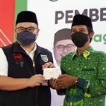 Bupati Kediri Hanindhito Himawan Pramana saat menyerahkan insentif secara simbolis kepada salah satu guru ngaji.

