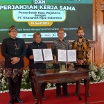 Penandatangan kerja sama strategis pengelolaan beberapa TPST yang dilakukan Pemkot Mojokerto bersama konsorsium perusahaan Jepang.