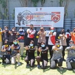 Kapolda Jawa Timur Irjen Pol Mohammad Fadil Imran didampingi Dansatbrimob Polda Jatim Kombes Pol. I Ketut Gede Wijatmika foto bersama para peserta lomba menembak.