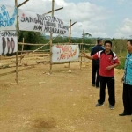 Lahan yang dinilai masih berstatus sengketa diblokir oleh warga.