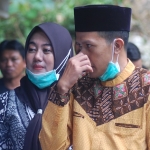 Syah Natanegara bersama istri. foto: HERMAN/ BANGSAONLINE