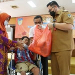 Bupati Kediri Hanindhito Himawan Pramana saat menyerahkan bantuan kepada salah satu ODKB di Pendopo Panjalu Jayati, Rabu (28/4). foto: ist.