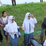 IR (berseragam sekolah memakai dasi), pacar WK yang terjun ke Sungai Brantas dari Jembatan Ploso di Kabupaten Jombang. 
foto: ROMZA/ BANGSAONLINE