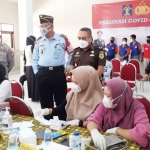 Lapas Kelas IIA dan Polres Pamekasan saat menggelar vaksinasi dosis ketiga yang bertempat di aula lapas.