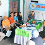 Kepala Dispendukcapil Kota Kediri, Syamsul Bahri (kiri), dan para penyandang disabilitas di Pos PCT Gema Nurani, Jalan Jaksa Agung Suprapto. Foto: Ist