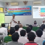 Para napi saat mengikuti pembekalan kewirausahaan yang diberikan oleh narasumber dari Diskoperindag.