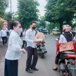 Ketua PN Bangil Arizal Anwar, bersama Wakil Ketua Eva Meita, hakim dan staf saat membagikan stiker