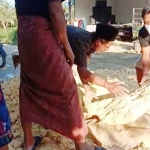 Warga Desa Bangkes bergotong royong melakukan perbaikan jalan yang sudah rusak bertahun-tahun.