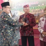 Wabup Bangkalan Mohni saat memberikan penghargaan.