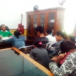 Pasangan mesum saat mendapat pembinaan dari penyidik Satpol PP. Foto: GANDA S/BNGSAONLINE