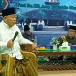 Prof. Dr. KH. Asep Saifuddin Chalim, M.A. saat memberikan taushiah di acara pelantikan  PC Pergunu Demak Jawa Tengah, Sabtu (21/5/2022) malam. Tampak Wakil Bupati Demak  KH Ali Makhsun, M.Si. (duduk di bawah) hadir. Foto: MMA/ BANGSAONLINE.com 