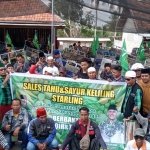 Ratusan pedagang sayur keliling saat mendatangi Pondok Pesantren Darul Tauhid untuk mendeklarasikan dukungan kepada RKH Baqir-Taufadi.