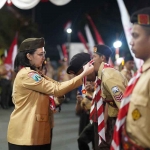 Ketua Kwartir Cabang Pramuka Kabupaten Kediri, Eriani Annisa Hanindhito saat mengalungkan Lencana Pancawarsa kepada salah satu Pramuka. Foto: Ist.