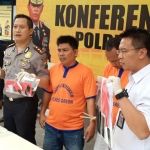 Kapolres AKBP Kusworo Wibowo saat mengekspos pelaku. foto: SYUHUD/ BANGSAONLINE