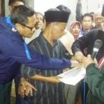 Wakil bupati Blitar Drs Rijanto saat memberikan bantuan kepada keluarga korban TKI. Foto: tri susanto/BANGSAONLINE