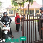 Gerbang Mapolres Blitar Kota dijaga ketat oleh petugas.