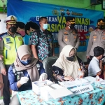 Kapolresta Sidoarjo, Kombes Pol Kusumo Wahyu Bintoro, saat meninjau giat vaksinasi anak usia 6-11 tahun di SDN Magersari.