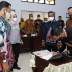 Sepuluh lembaga instansi pemerintah dan nonpemerintah melakukan kerja sama dengan Dinas Kependudukan dan Pencatatan Sipil (Disdukcapil) Kabupaten Sumenep. (foto: ist)