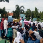 Siswa saat berdemo di sekolahnya. Foto: SOFFAN/BANGSAONLINE