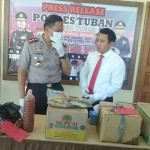 Kapolres saat merilis hasil penggerebekan ikan berformalin. foto: GUNAWAN/ BANGSAONLINE