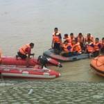 DITEMUKAN. Jasad M. Anwar ABG asal RT 06 RW 03, Dukohlor, Kecamatan Malo, Bojonegoro ditemukan Tim SAR. Korban tenggelam di sungai saat mandi. Foto: Eky Nurhadi/BANGSAONLINE