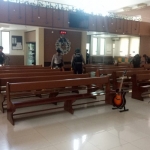 Tim Raimas DPP KBO Sabhara Polres Pamekasan dan Kanit PAM Obvit sedang melakukan pemeriksaan di Gereja Maria Ratu Para Rasul Pamekasan, Madura.