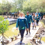 Gubernur Khofifah saat melakukan penanaman Mangrove (dok. ist)