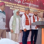 Nurochman serta Heli Suyanto saat konferensi pers di KPU Kota Batu.