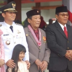 Bupati Trenggalek Moh. Nur Arifin dan istri serta mantan Bupati Trenggalek. foto: HERMAN/ BANGSAONLINE