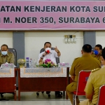 Wali Kota Surabaya Eri Cahyadi memberi pengarahan kepada camat dan lurah yang ada di wilayah Kecamatan Kenjeran.
