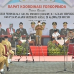 Bupati Gus Yani dan Wabup Bu Min bersama forkopimda serta kades dan lurah saat rapat koordinasi. foto: SYUHUD/ BANGSAONLINE