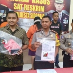 Kedua pelaku saat rilis di Polresta Sidoarjo.