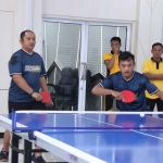 AKBP Dwiasi (Kapolres Ngawi) berpasangan dengan Briptu Mariga (anggota Reskrim) dalam pertandingan tenis meja yang digelar oleh Polres Ngawi, dalam memperingati HUT ke-77 Bhayangkara.