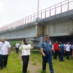 Wali Kota Mojokerto Ika Puspitsari bersama Wakil Wali Kota Achmad Rizal Zakaria dan Ketua PODSI Jawa Timur sekaligus Komandan Puspenerbal Laksamana Pertama TNI Edwin meninjau lokasi di Jembatan Rejoto, Pulorejo.