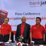 LAUNCHING. Hadi Sukrianto Direktur Utama Bank Jatim (tengah) saat meluncurkan Bank Jatim Internet Banking di Surabaya.