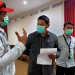 Wali Kota Kediri Abdullah Abu Bakar (kedua dari kiri) bersama anggota Karang Taruna Kota Kediri. foto: ist.