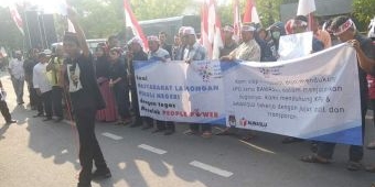 Ratusan Massa Demo Kantor KPU Lamongan Tolak Aksi People Power