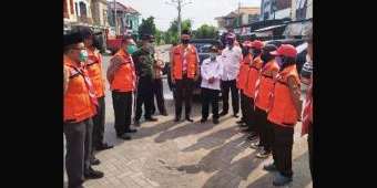 Cegah Covid-19, Pramuka Lamongan Lakukan Penyemprotan Disinfektan di Perumahan