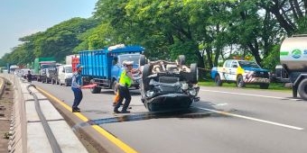 Tabrak Barrier Pemisah Jalan, Mobil Wuling Terguling di Tol Sidoarjo