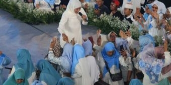 Bersama Ribuan Massa dan Kiai Khos, Khofifah Bersalawat, Doakan Prabowo Menang Satu Putaran