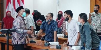 Sepi Pembeli, Puluhan Pedagang Buah di Pasar Kota Gresik Wadul Bupati Gus Yani