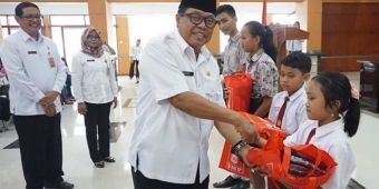 ​Sempat Molor, Pemkot Blitar Bagikan Seragam Gratis untuk Siswa SD dan SMP