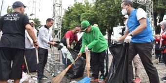 ASN Sidoarjo Kerja Bakti Bersihkan Sampah Usai Resepsi Puncak Satu Abad NU